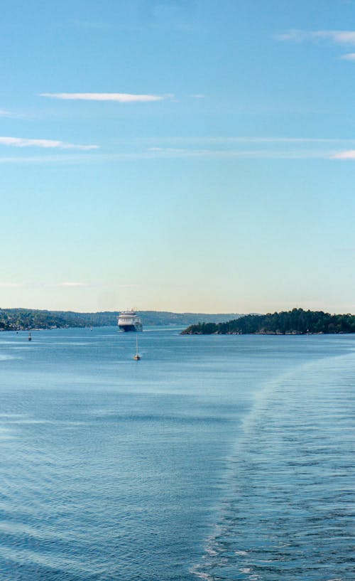 Kostenloses Stock Foto zu blauer himmel, kreuzfahrtschiff, meer