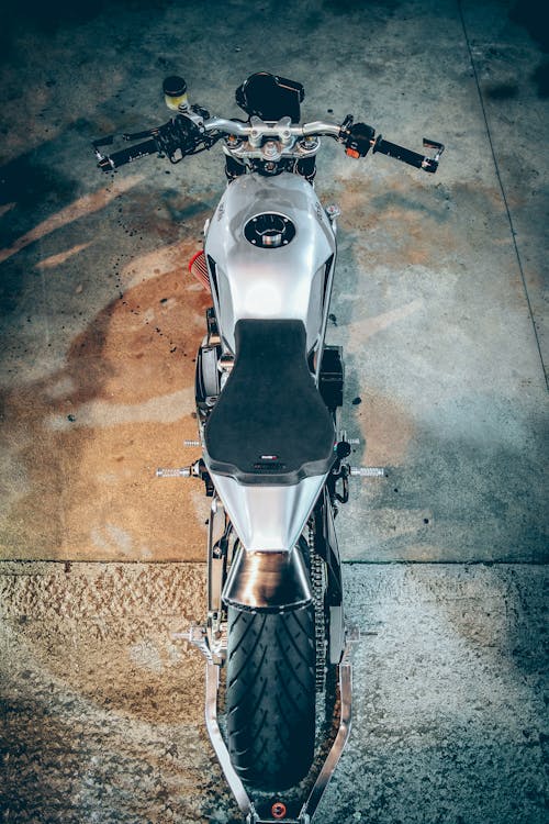 免费 黑色和灰色裸摩托车 素材图片