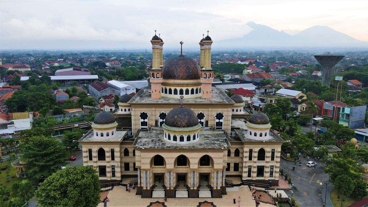 Ilustrasi pemandangan udara masjid raya bergaya arsitektur Jawa di Yogyakarta