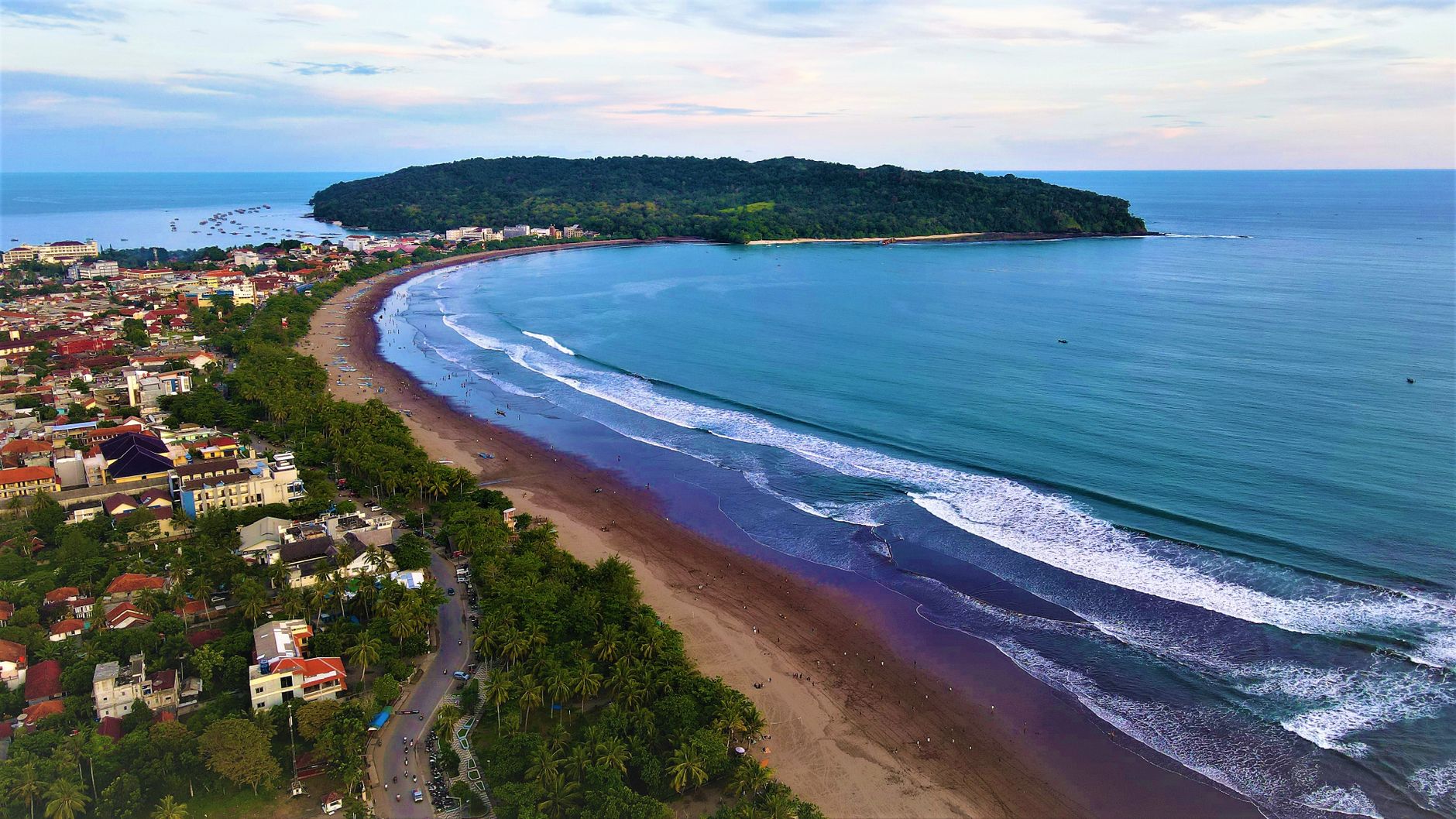 Pantai Karang Hawu Sukabumi: Surga Tersembunyi dengan Keindahan Karang yang Memukau