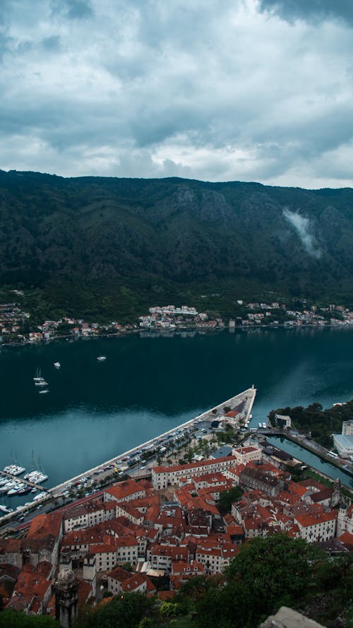 Бесплатное стоковое фото с Аэрофотосъемка, бетонные дома, вертикальный выстрел