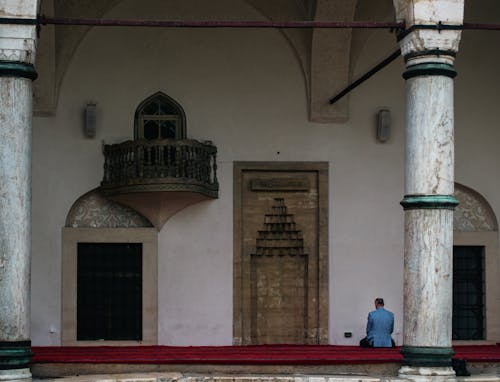 Foto profissional grátis de arcadas, balcão, colunas