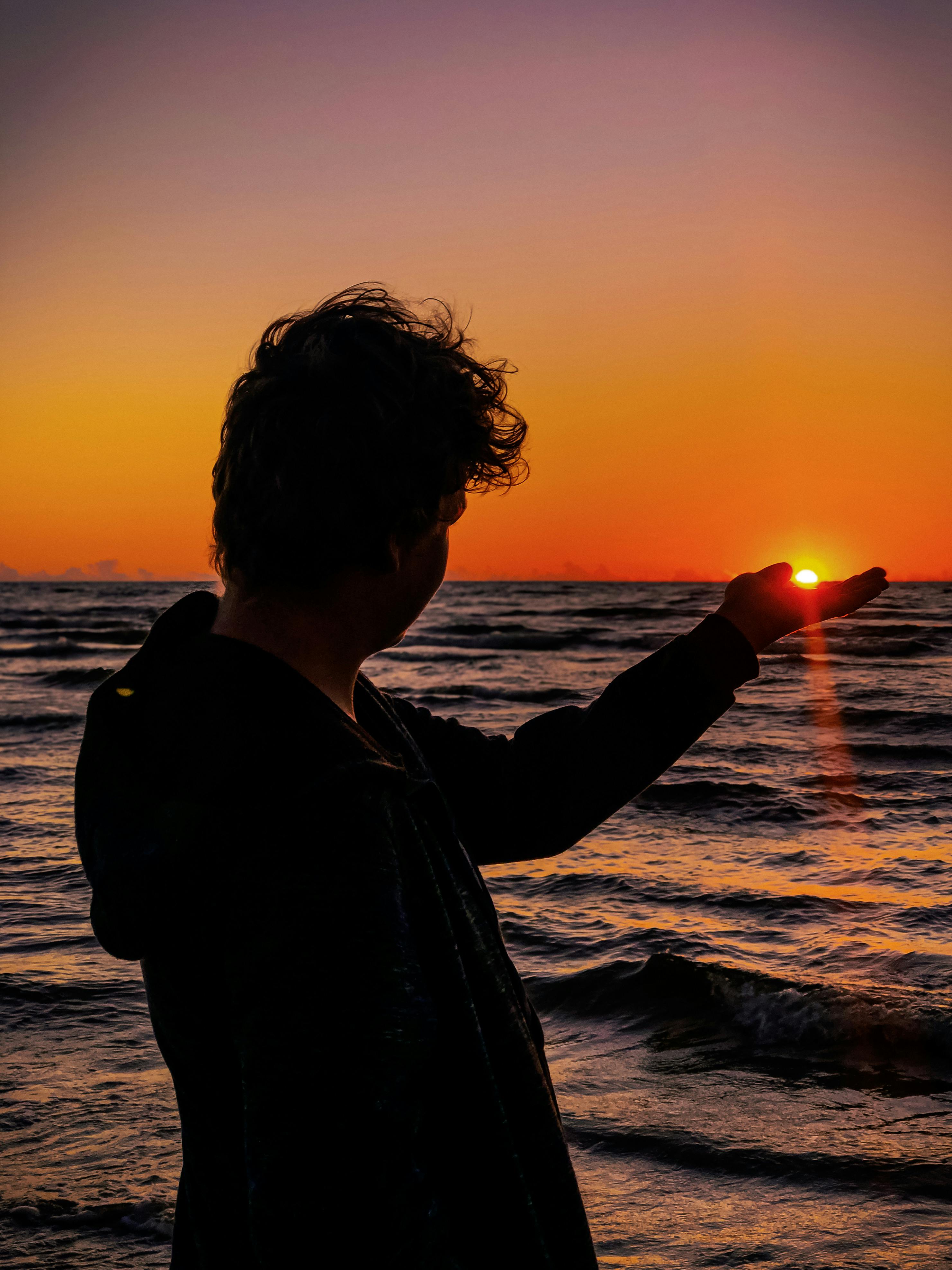 5.800+ Hombre Con Sombrero En La Playa Al Atardecer Fotografías de