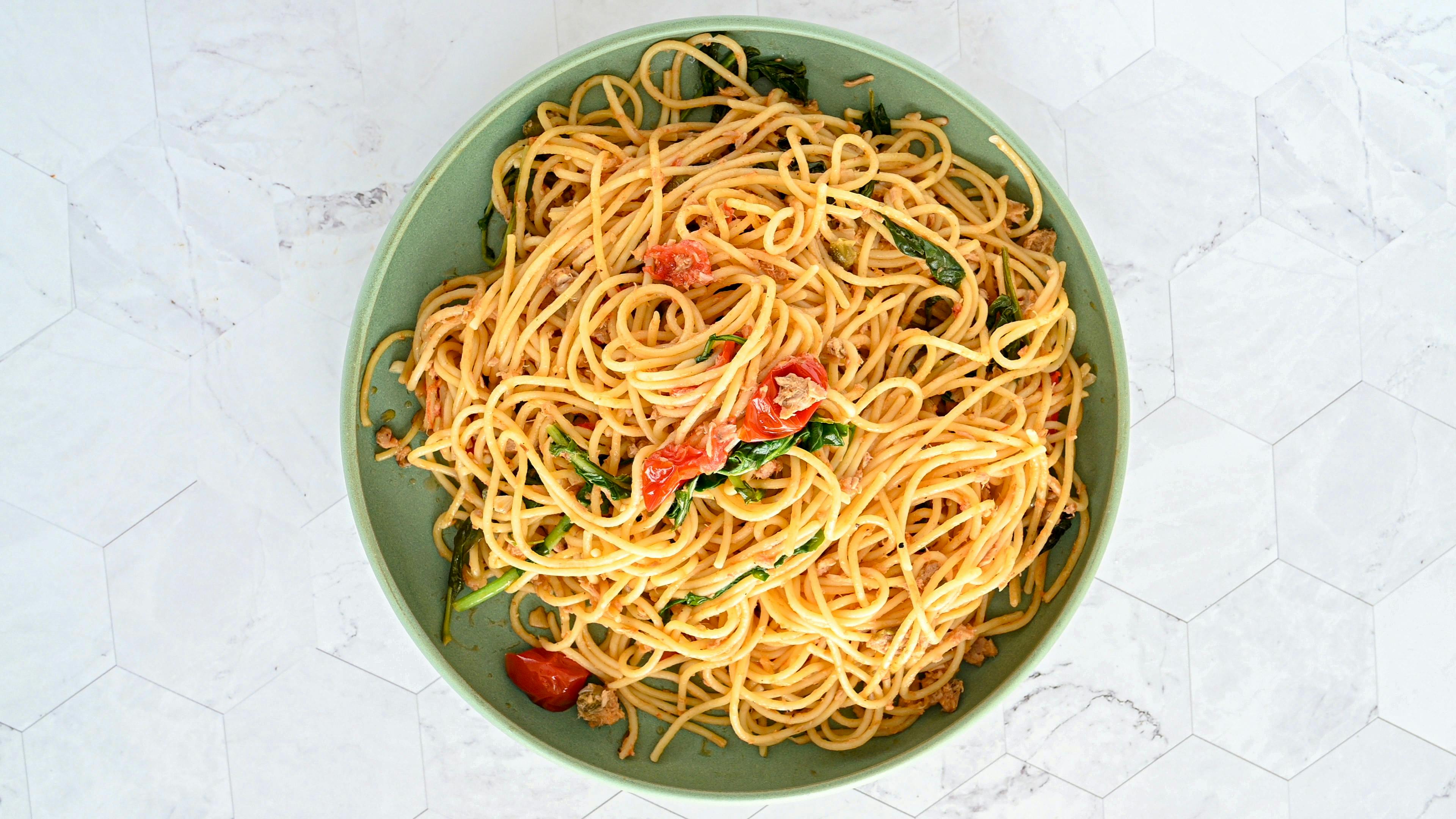 A visual scale showing energy levels from a drained battery icon to a full one, with corresponding simple meal ideas for each level.