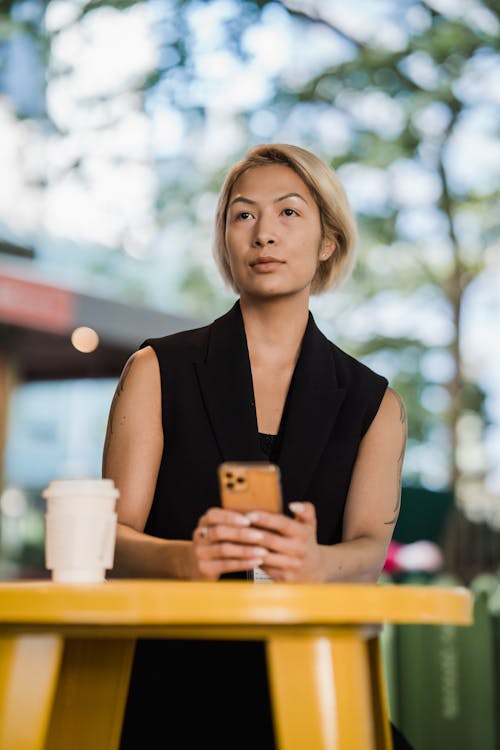 Kostenloses Stock Foto zu café, frau, porträt