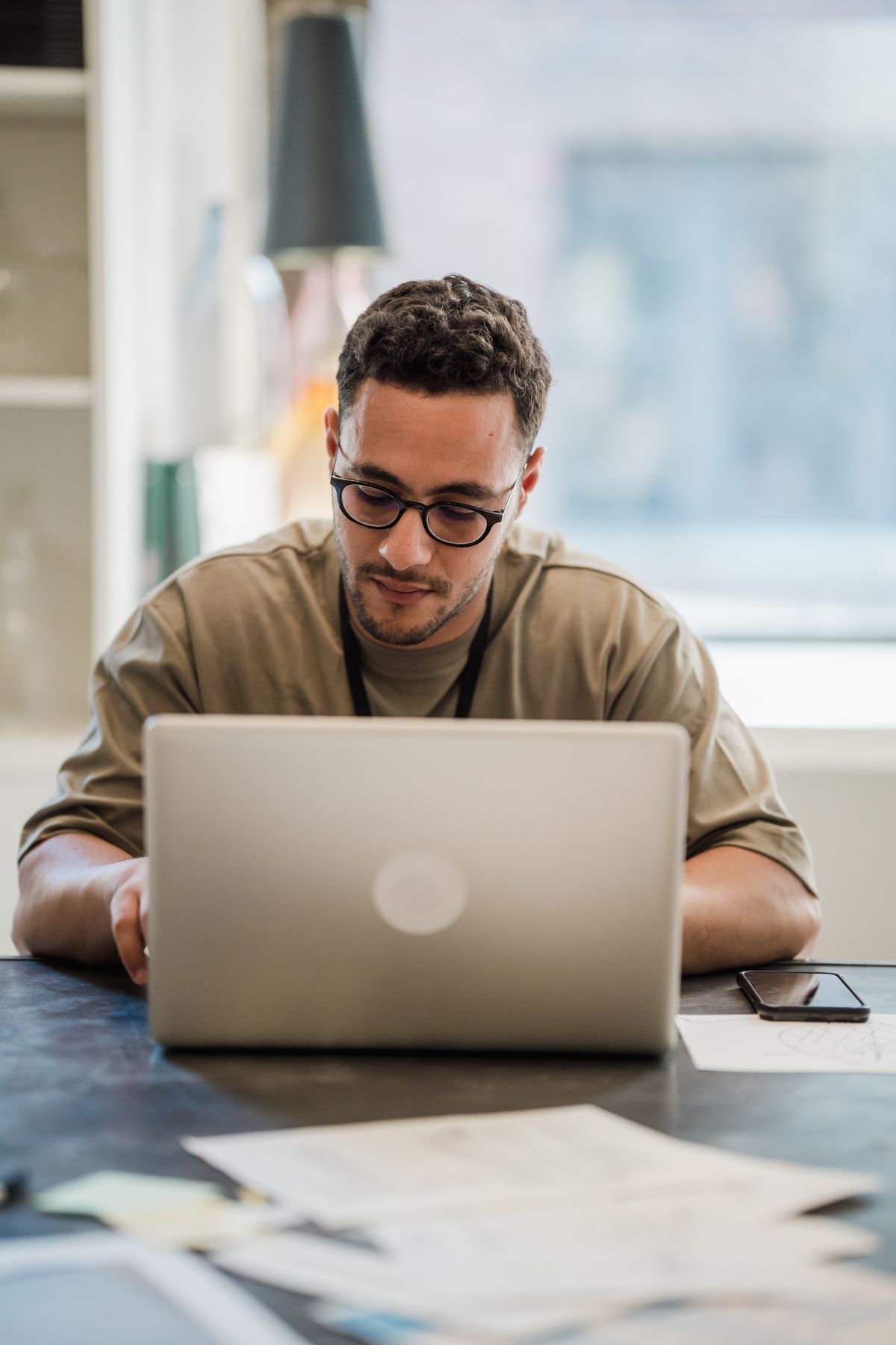 Persona : homme au bureau avec son ordinateur portable