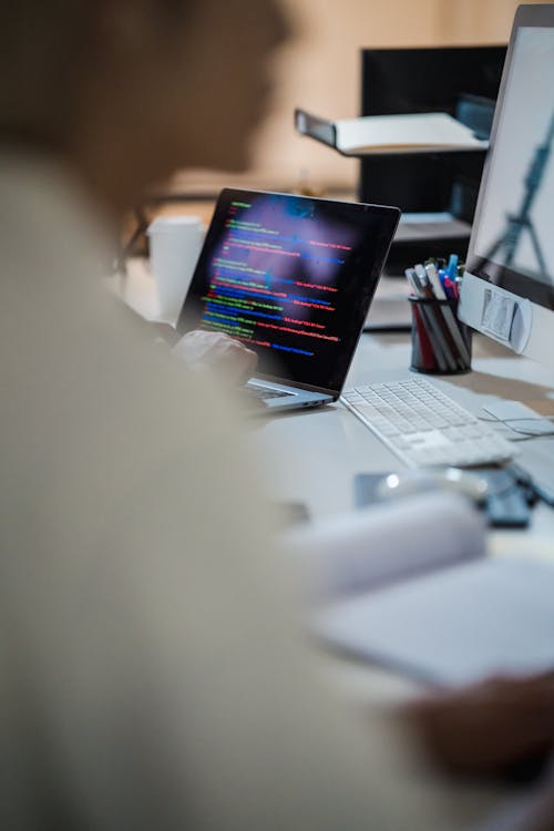 Gratis lagerfoto af bærbar computer, kontor, lodret skud