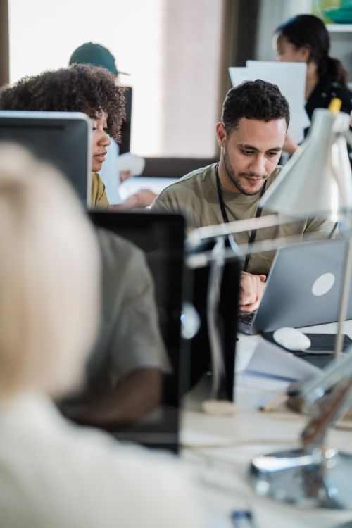 Equipe travaillant dans un bureau moderne