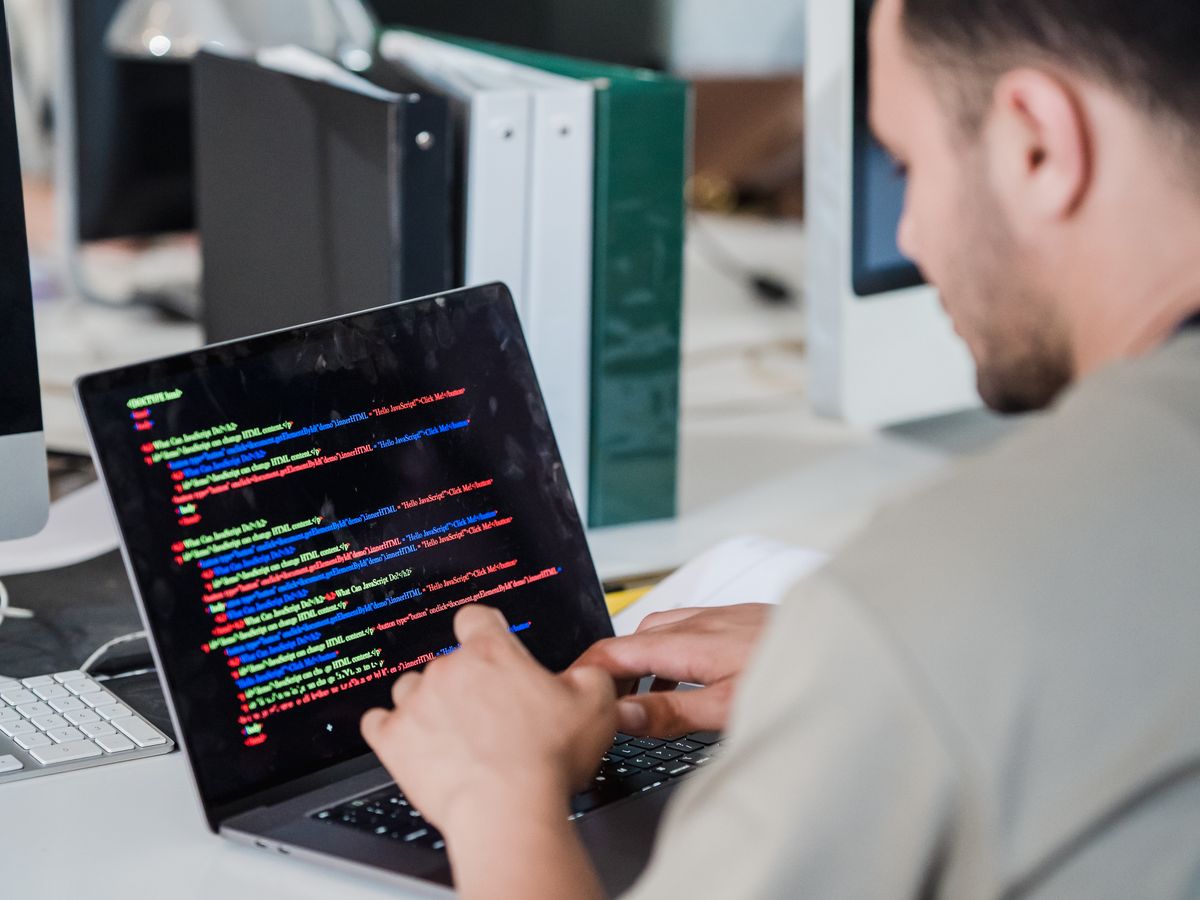 Profissional trabalhando no desenvolvimento de um site WordPress