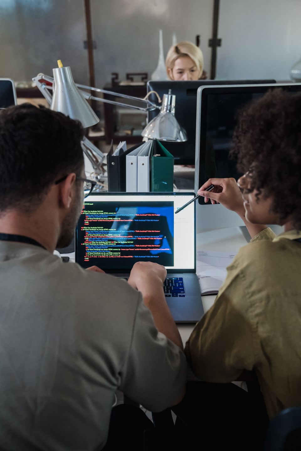 Equipo de desarrollo de software conversando sobre un proyecto tecnológico