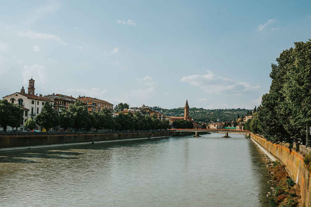 Verona - malul Adige cu podurile și clădirile istorice spre Borgo Trento