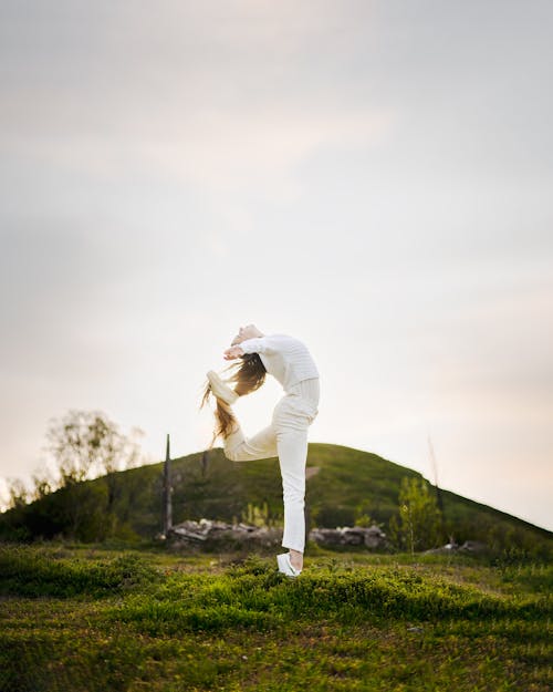 Photos gratuites de ballerine, champ d'herbe, ciel blanc