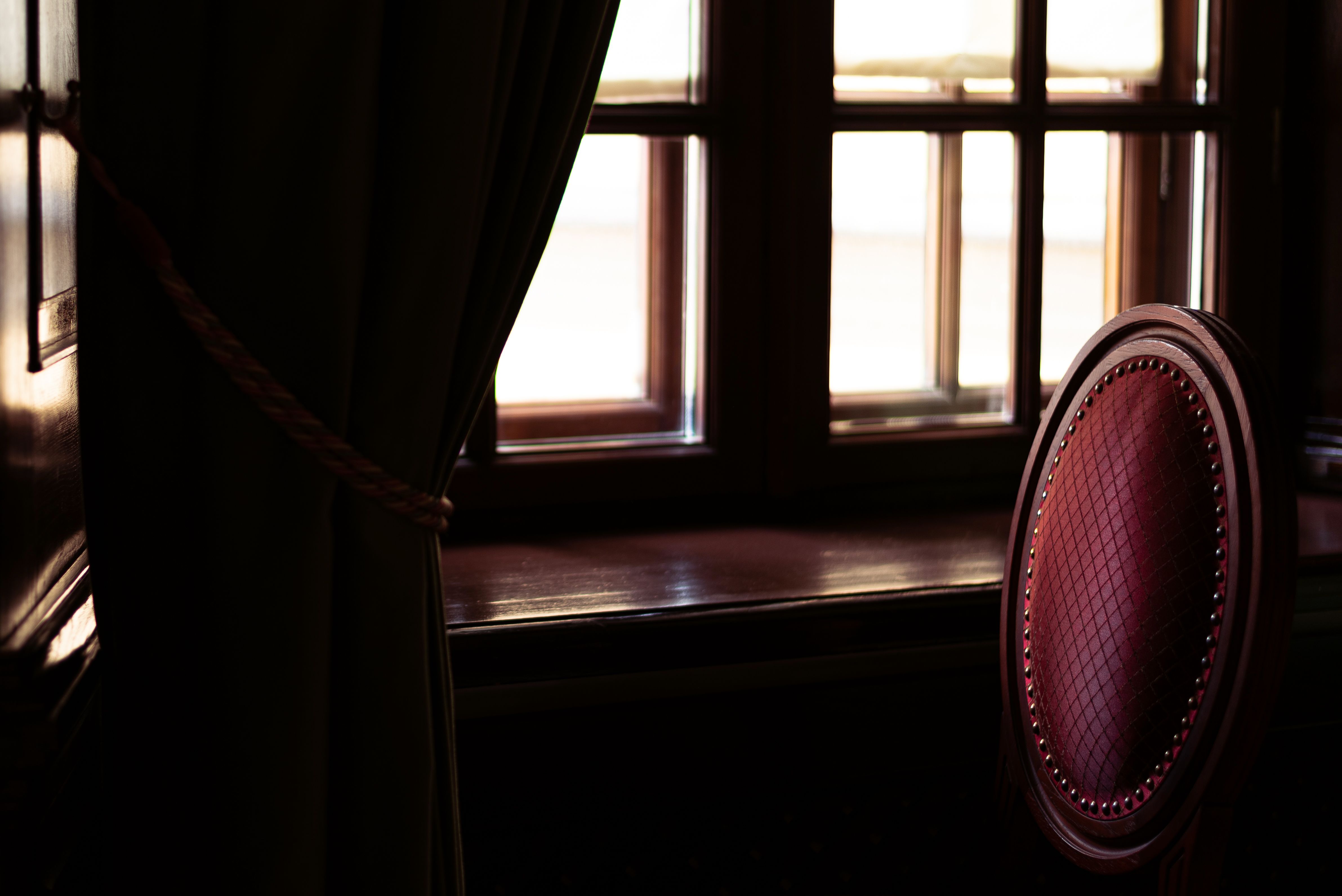 Le Secret des Fauteuils Qui S'Animent la Nuit dans le Manoir des Sièges Maudits : Quand le Bois et l