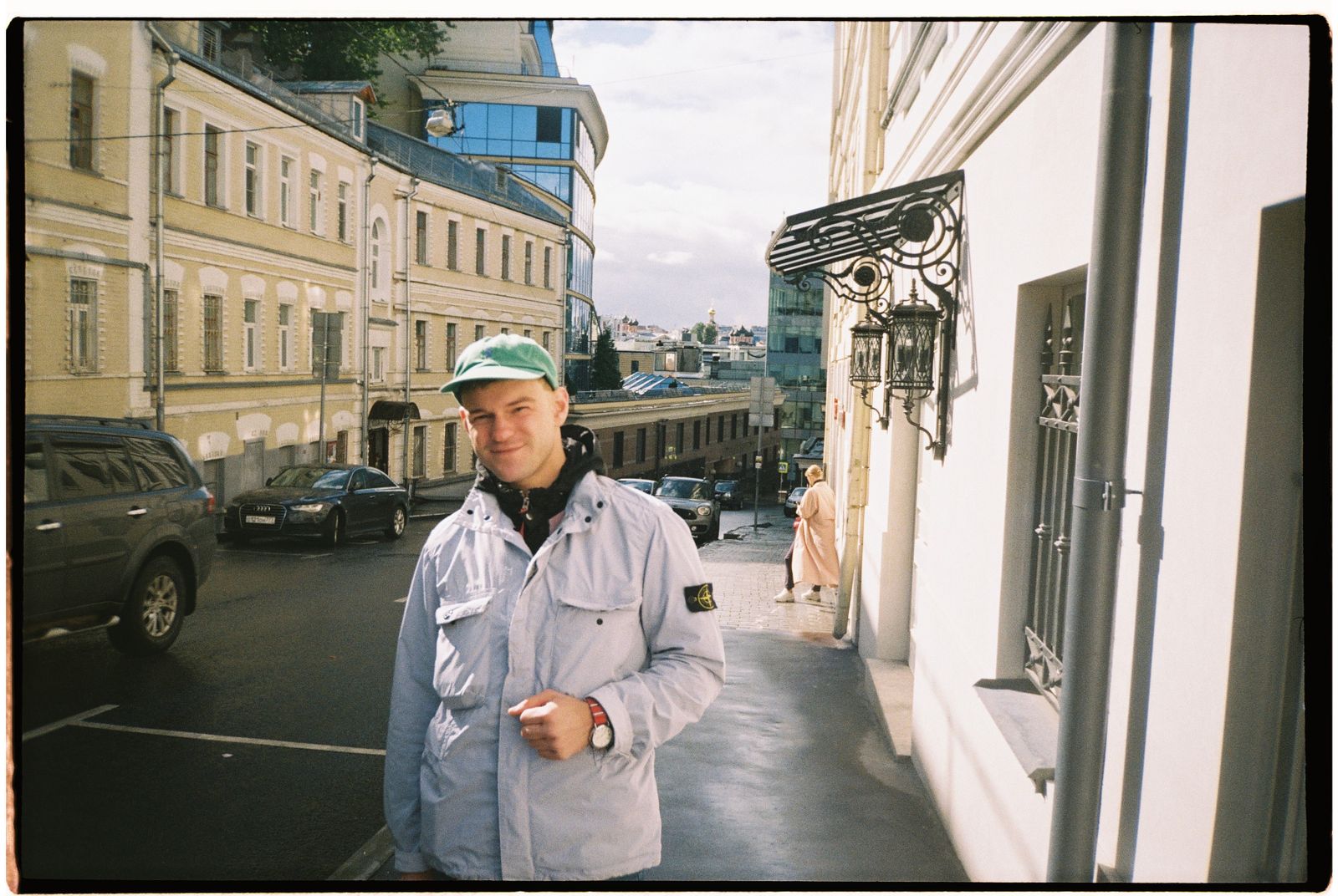 A smiling man in a cap on a sunny city street — photo by Tyamaev Misha on Pexels