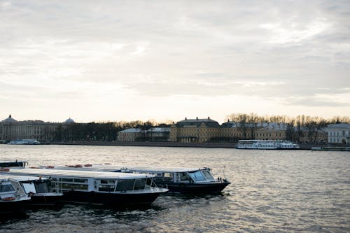 Kostnadsfri bild av byggnader, fartyg, flod