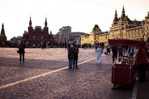 Бесплатное стоковое фото с architecture, people, sun