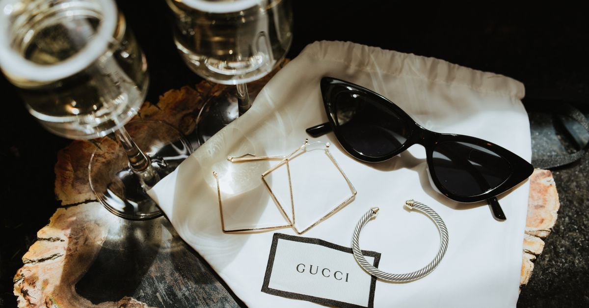 Comment choisir le parfait accessoire pour un look glamour