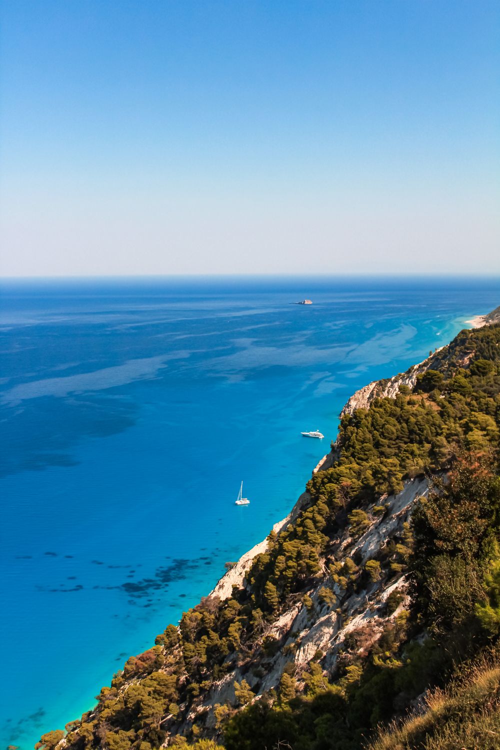 Vedere aeriană a coastei turcoaz și stâncoase din Lefkada, Marea Ionică