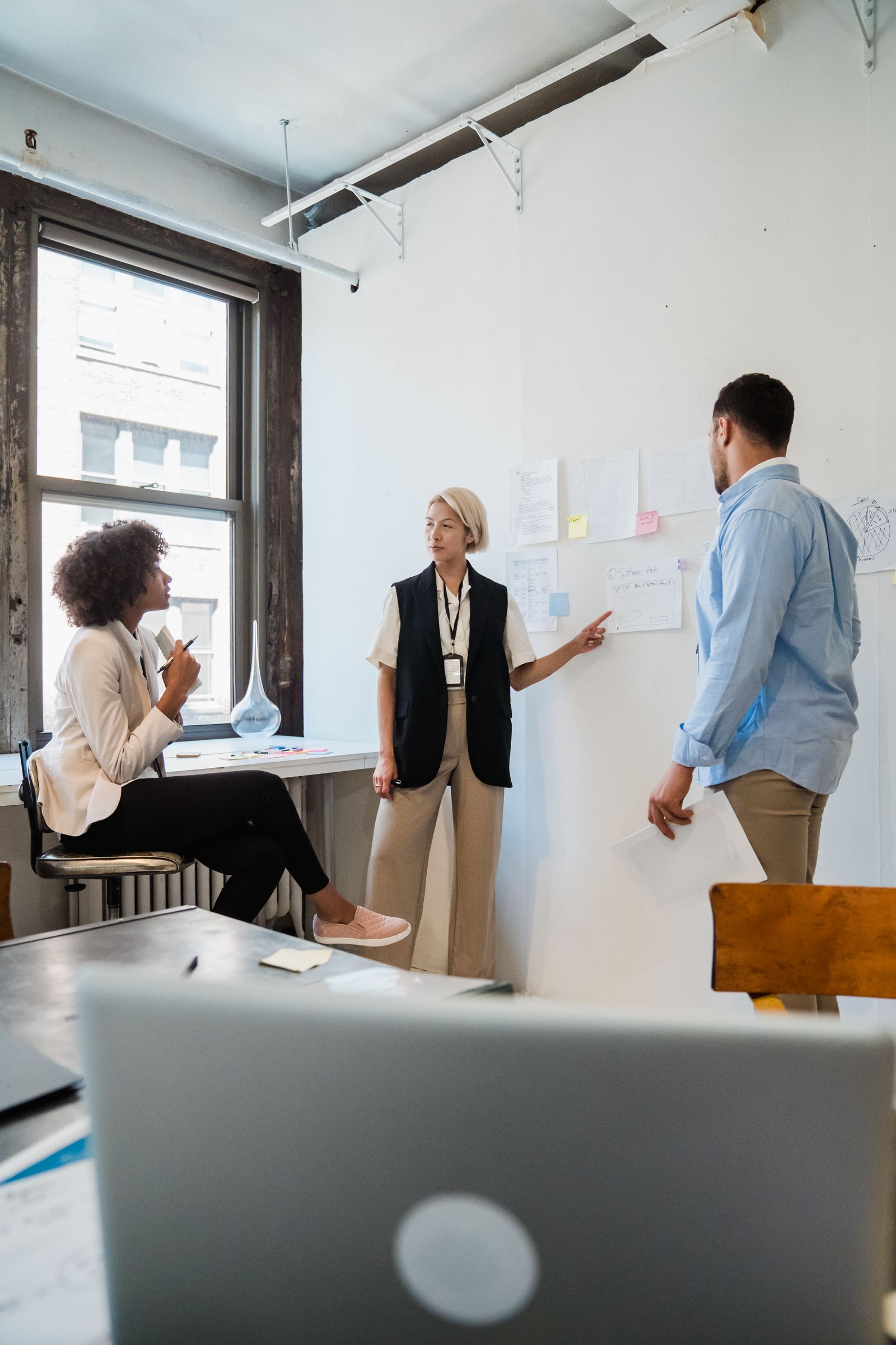 Équipe réunie autour d’une table pour construire un plan de communication