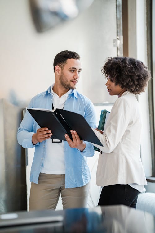 Gratis stockfoto met bestand, discussie, kantoorwerkers