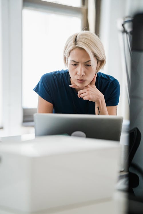 Δωρεάν στοκ φωτογραφιών με laptop, γυναίκα, εργάζομαι