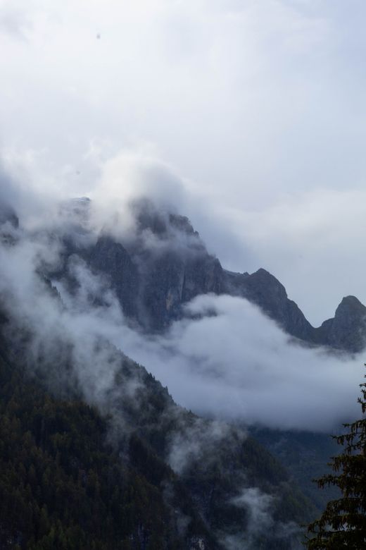 Ridge line in haze, photo by Martino Grua on Pexels