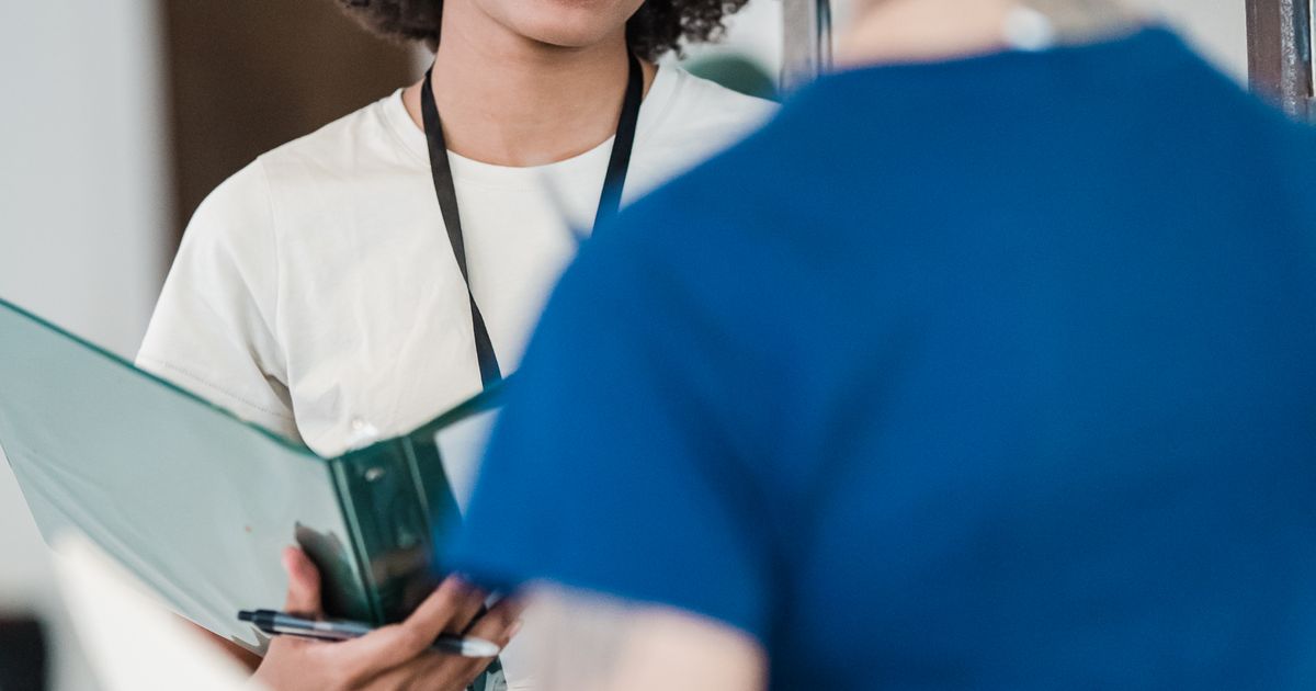 Zwei Personen besprechen Unterlagen im Gespräch – Objektleiter im Austausch mit dem Auftraggeber