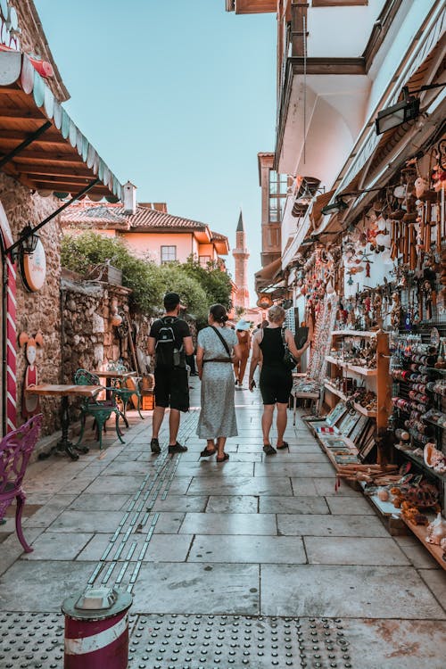 arkadan görünüm, dar sokak, dikey atış içeren Ücretsiz stok fotoğraf