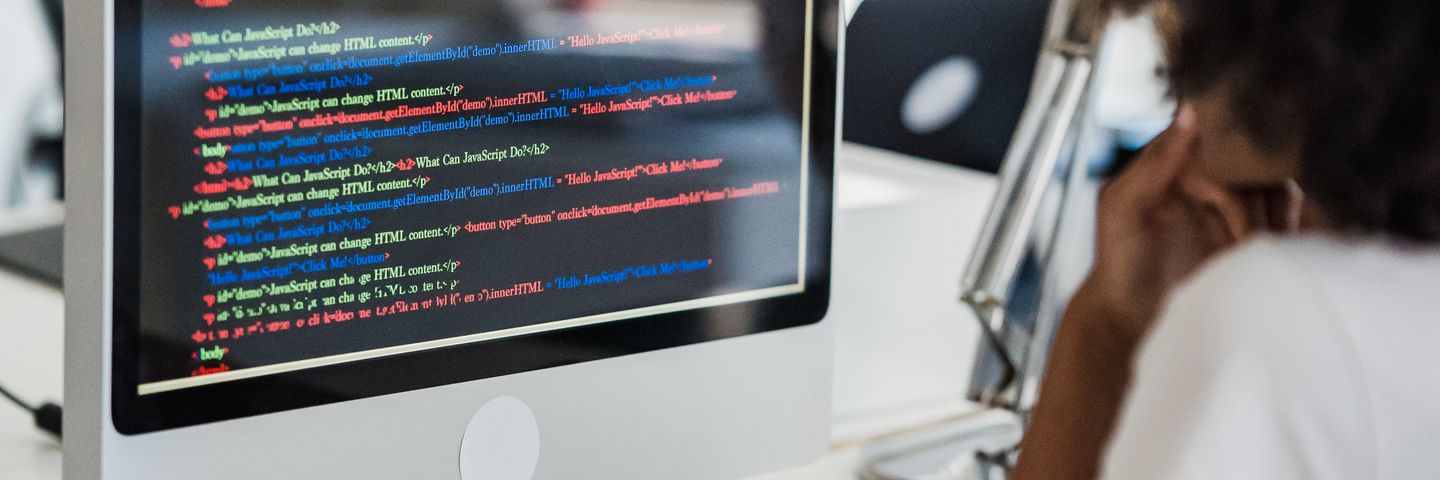 システム開発の作業風景のイメージ写真
