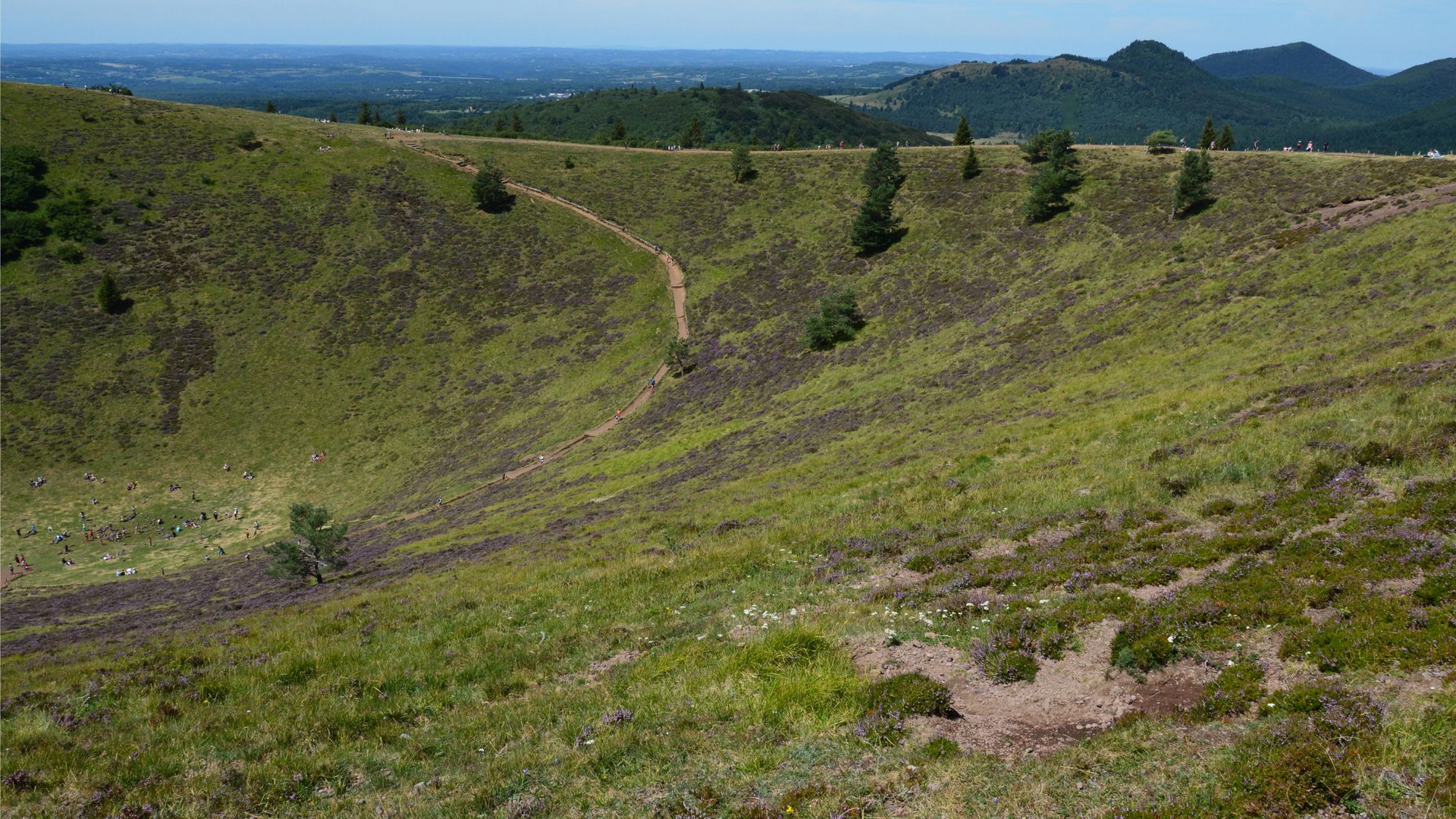Pentes herbeuses et sentier du cratère du Puy de Pariou