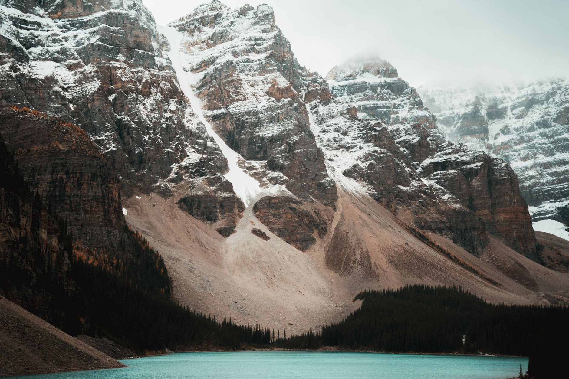 Moraine Lake, Kanada: Panduan Lengkap ke Danau Biru Tersembunyi yang Memukau