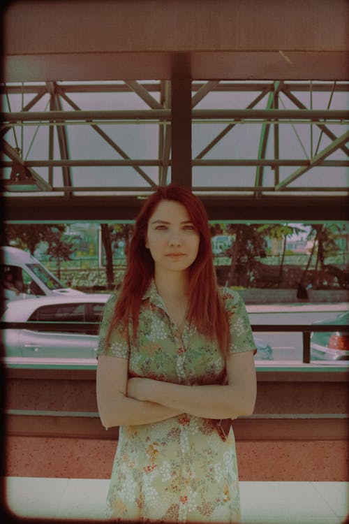 Бесплатное стоковое фото с вертикальный выстрел, женщина, платье с цветами