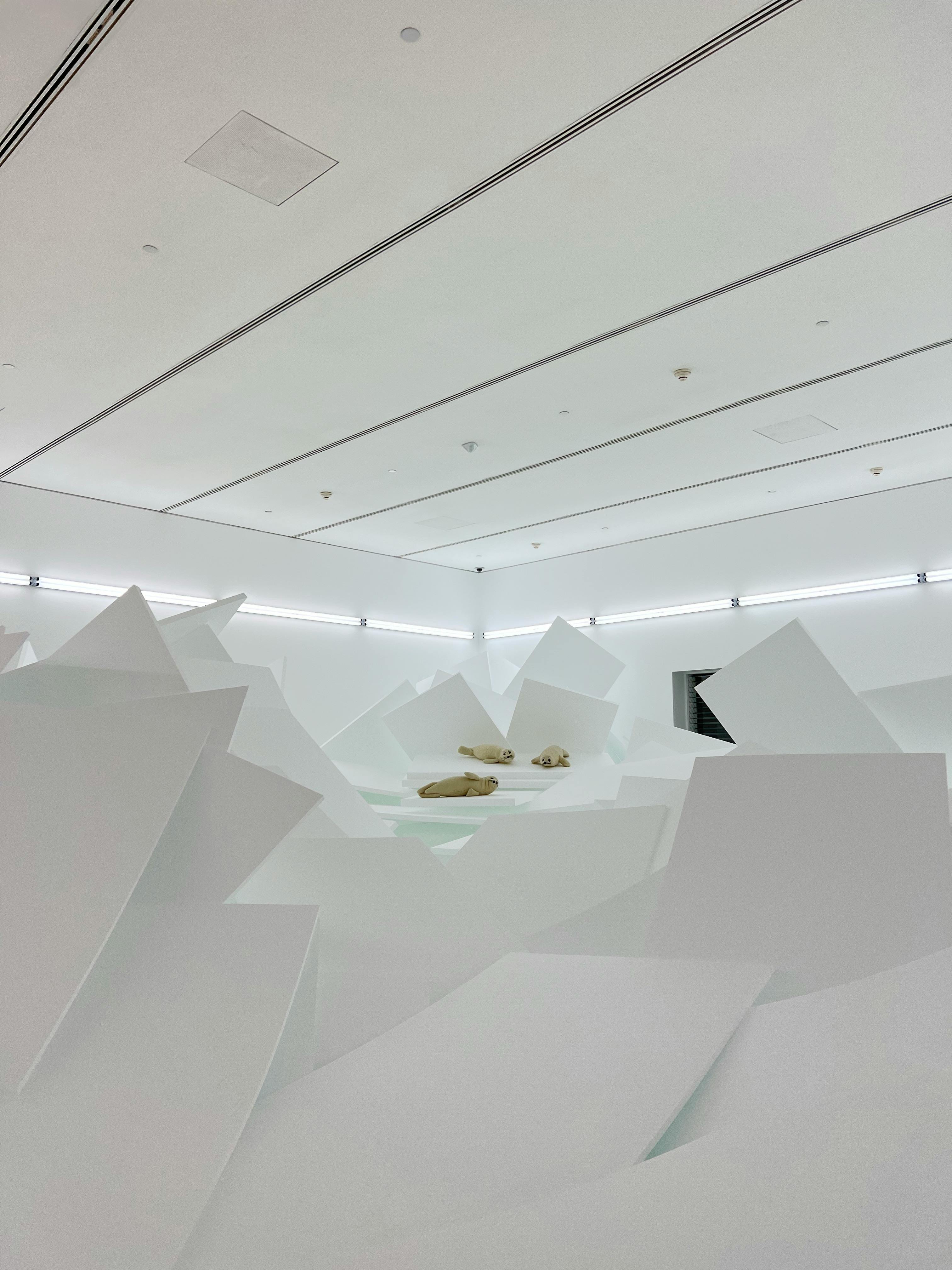 Free A modern minimalist room with white geometric installations providing a calm, serene atmosphere. Stock Photo