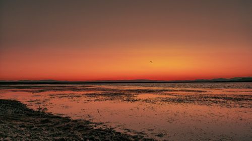 Free A breathtaking view of a sunset over a calm body of water, evoking peace and tranquility. Stock Photo