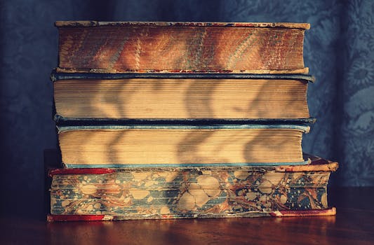 一张木桌上，放着一堆封面装饰着大理石的古董书