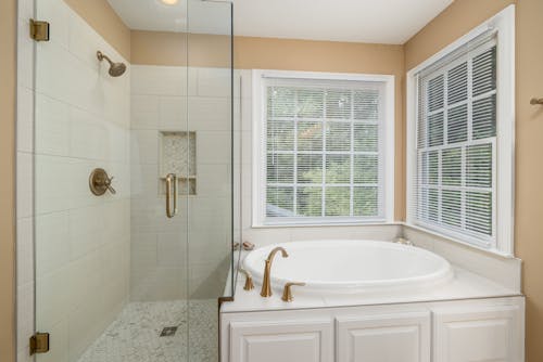 banyo, camlar, iç dekorasyon içeren Ücretsiz stok fotoğraf