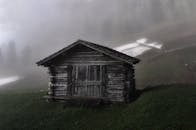 探索一座坐落于雾气缭绕的乡村中的神秘小木屋，能唤起一种宁静而质朴的魅力