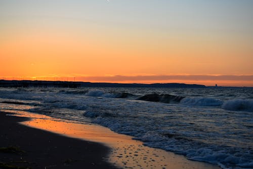 akşam gökyüzü, dalgalar, deniz içeren Ücretsiz stok fotoğraf