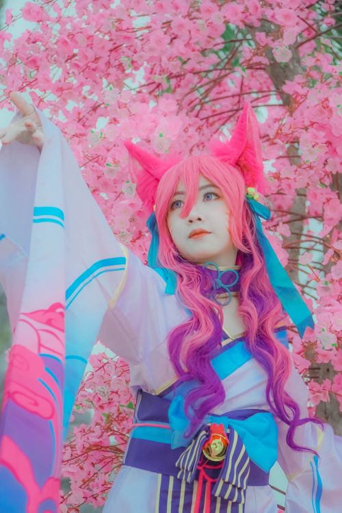 Free Colorful anime-inspired cosplay portrait surrounded by vibrant cherry blossoms, conveying a sense of fantasy. Stock Photo
