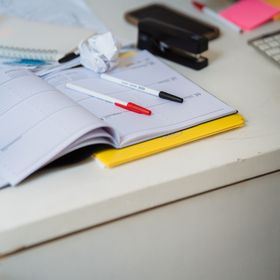 Planejador organizado sobre uma mesa de trabalho