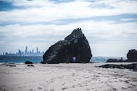 在库鲁宾海滩探索令人惊叹的岩石海岸线，还能远眺城市天际线