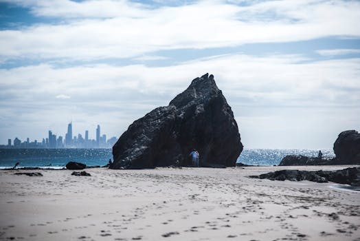 在库鲁宾海滩探索令人惊叹的岩石海岸线，还能远眺城市天际线