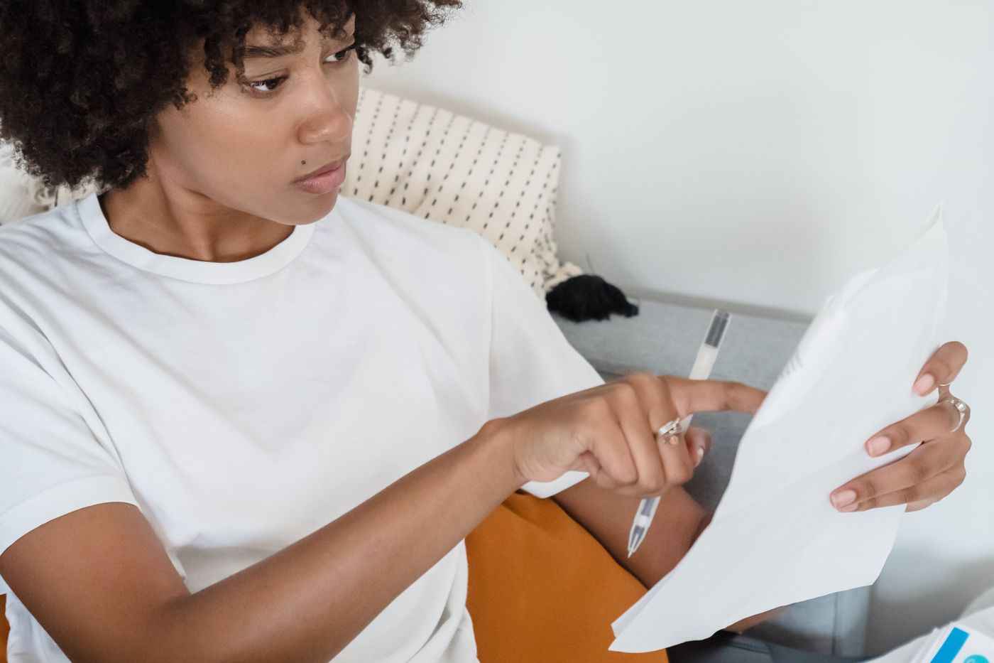 Photo de stock illustrant le travail sur ordinateur, à distance ou en collaboration