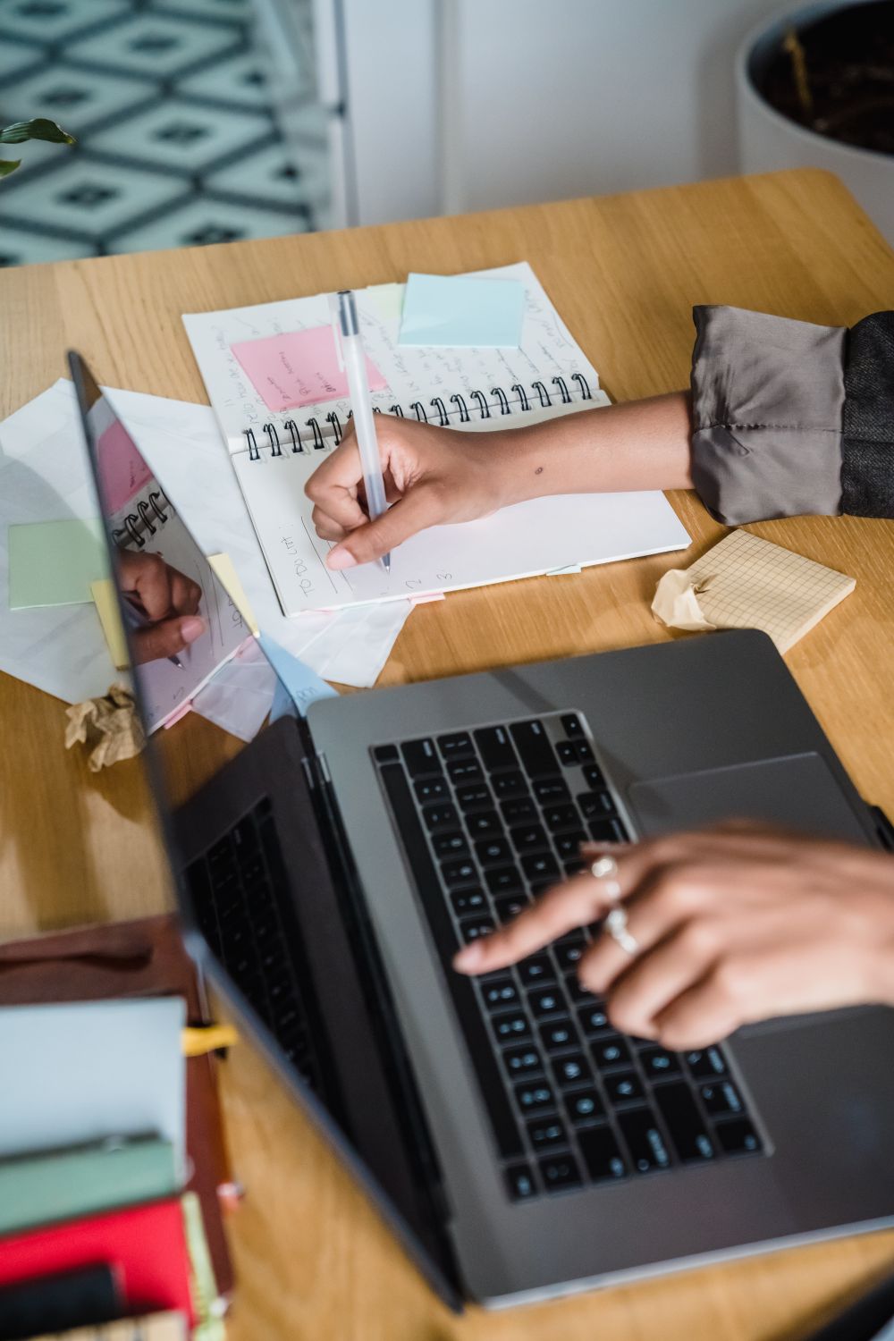 Home Un’attività organizzata tra computer e appunti