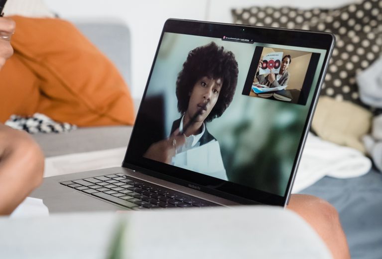 Online dating: starting a conversation on a niche platform