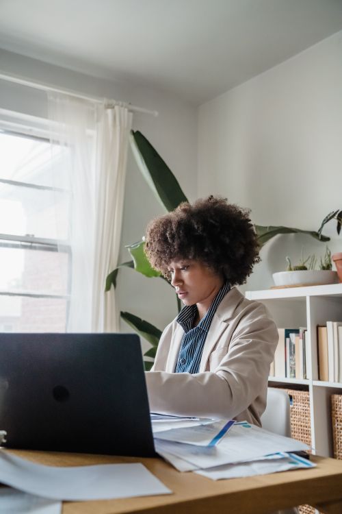 Free A dedicated professional woman concentrating on her work in a modern office setting. Stock Photo