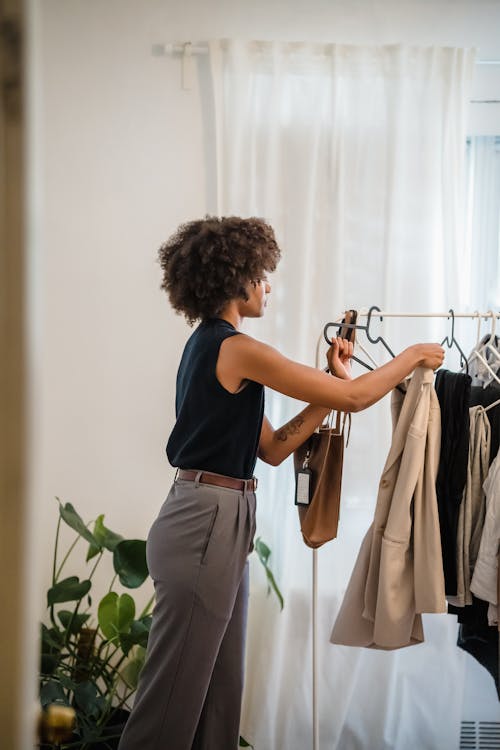 Foto stok gratis gantungan baju, kamar, kaum wanita