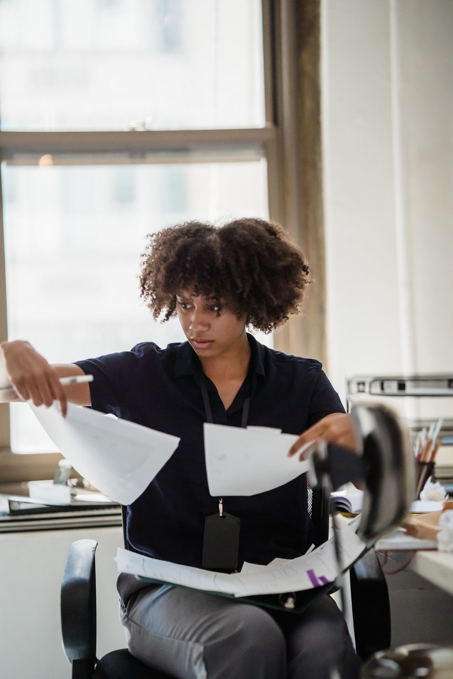 Entrepreneuse comparant deux propositions commerciales avant de décider