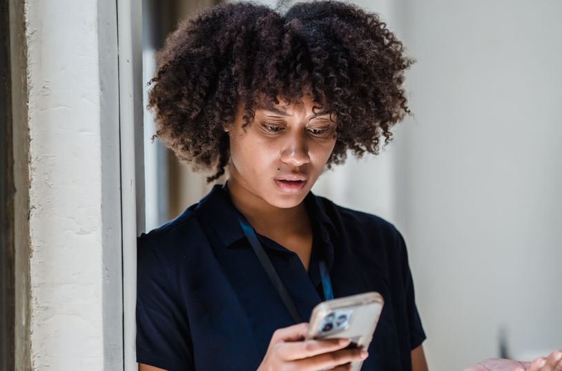 Online dating: starting a conversation on a niche platform