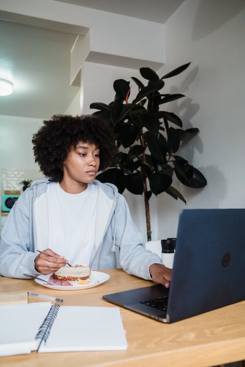 Fotobanka s bezplatnými fotkami na tému jedenie, jedlo, multitasking